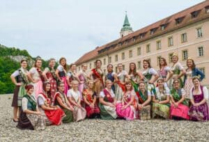 Festköniginnen_traditionelles Treffen Kloster Weltenburg